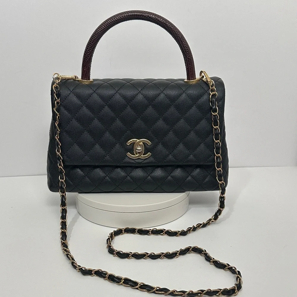💯Authentic Chanel Black Quilted Shoulder Bag with Gold Accents🍀
